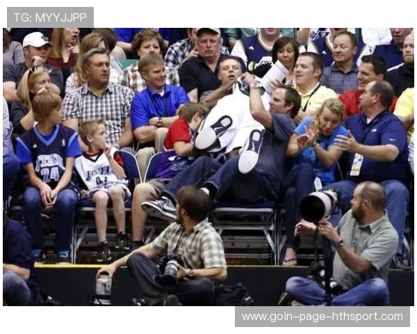 冰球球员滑到观众席拿零食吃再回场